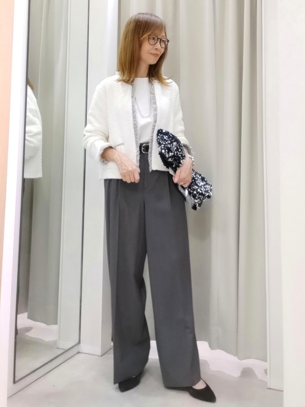 ホワイト系のTシャツ/カットソー、グレー系のその他パンツを着用したレディースの秋コーディネートの1枚目の写真