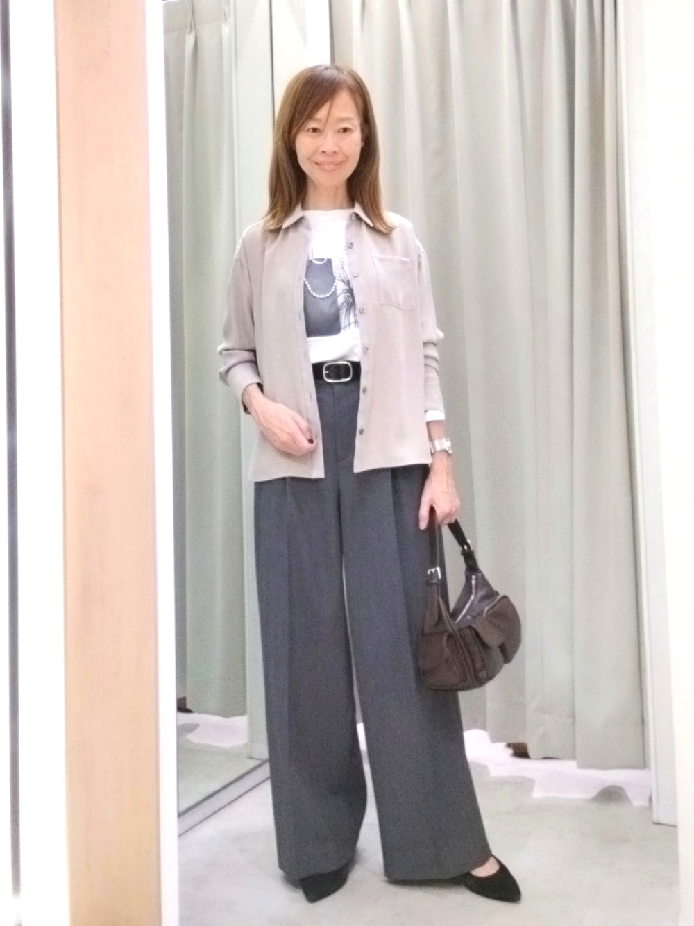 ベージュ系のシャツ/ブラウス、ホワイト系のTシャツ/カットソー、グレー系のその他パンツを着用したレディースの秋コーディネートの1枚目の写真