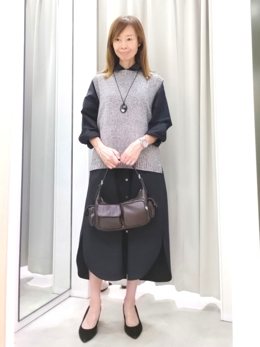 ホワイト系のTシャツ/カットソー、グレー系のその他パンツを着用したレディースの秋コーディネートの1枚目の写真