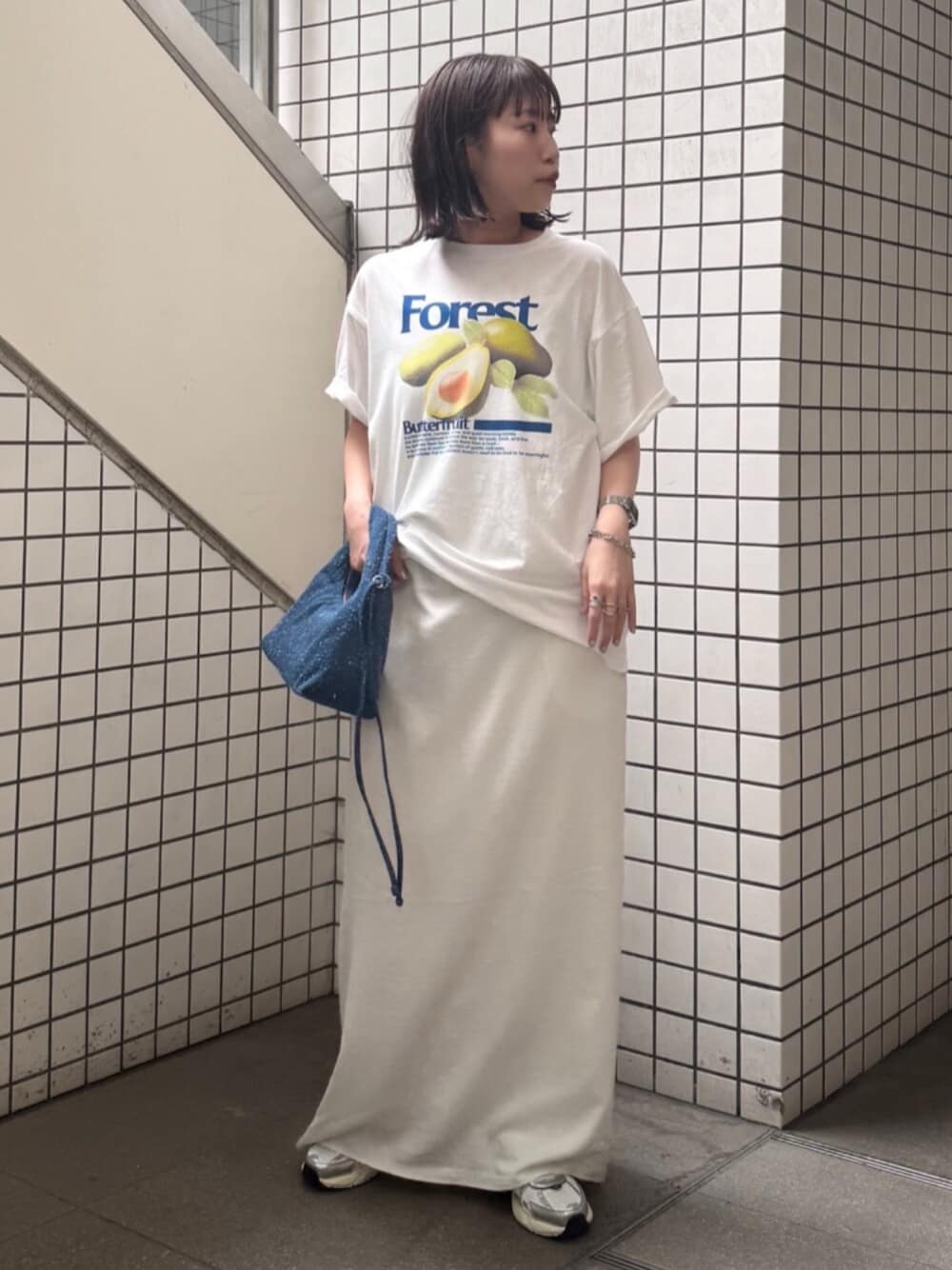 ホワイト系のTシャツ/カットソー、ブルー系のハンドバッグ、ホワイト系のワンピースを着用したレディースの春コーディネートの1枚目の写真