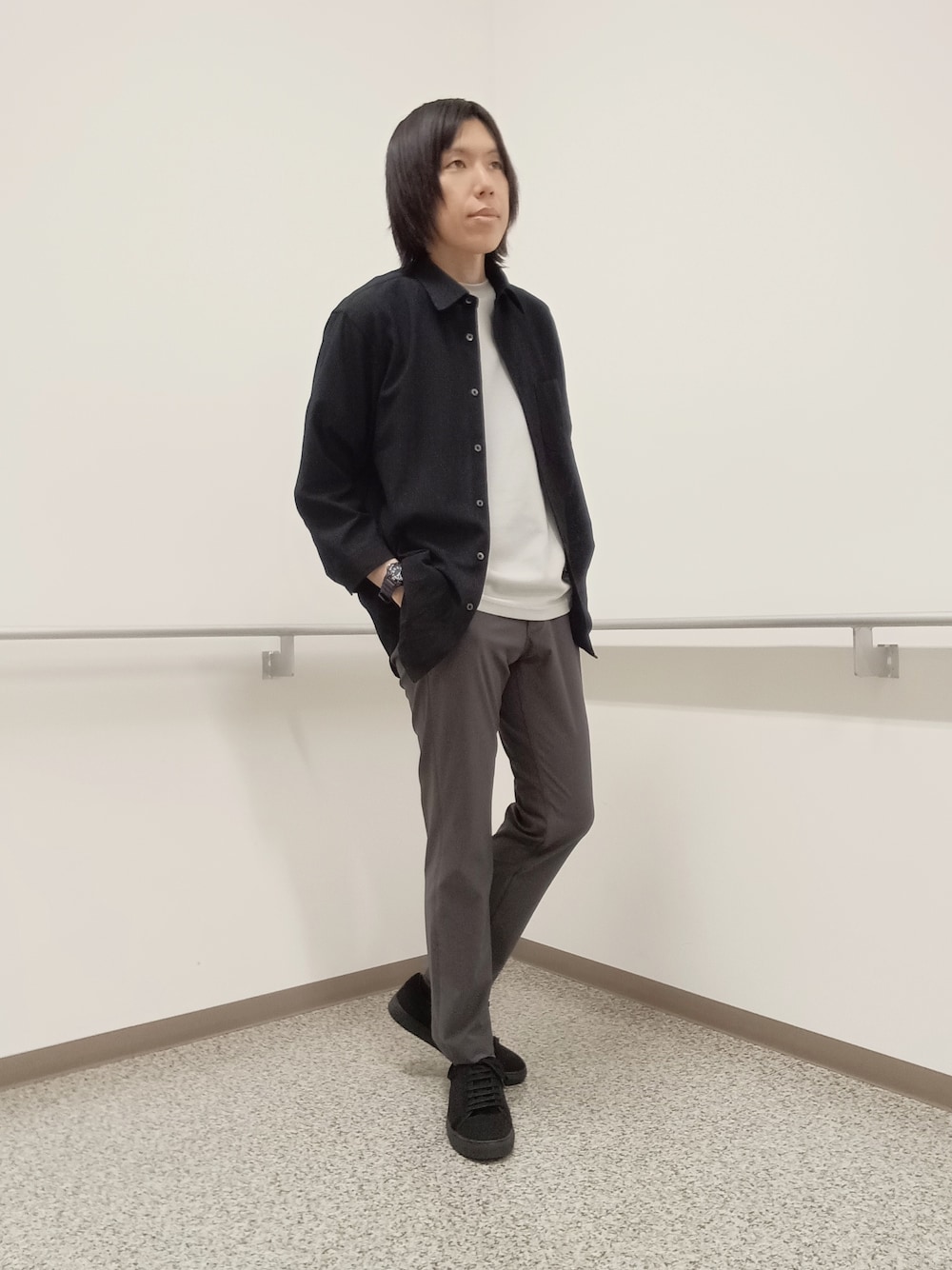 ブラック系のシャツ/ブラウス、グレー系のTシャツ/カットソー、グレー系のスラックスを着用したメンズの夏コーディネートの1枚目の写真