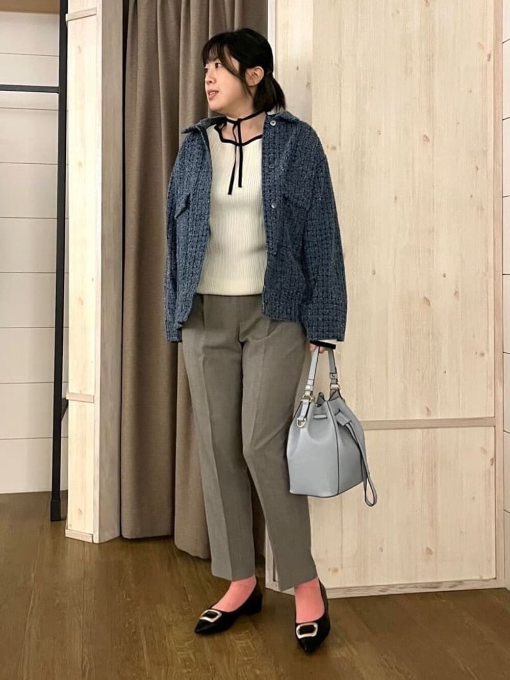 ブルー系のデニムジャケット、ホワイト系のニット/セーター、グレー系のその他パンツを着用したレディースの春コーディネートの1枚目の写真