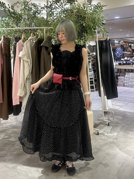 「w closet（ダブルクローゼット）の【6色展開/無地・チェック柄】フリフリノースリブラウス（シャツ/ブラウス、ブラック系）」を使った、Asakaさん（レディース・157cm）の春コーディネート
