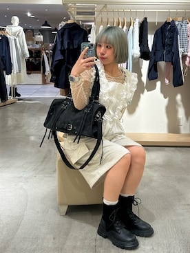「w closet（ダブルクローゼット）の【6色展開/無地・チェック柄】フリフリノースリブラウス（シャツ/ブラウス、ホワイト系）」を使った、Asakaさん（レディース・157cm）の春コーディネート
