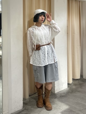 「w closet（ダブルクローゼット）の【3色展開/ウエストゴム】ドロストフードシャツ（シャツ/ブラウス、ホワイト系）」を使った、Asakaさん（レディース・157cm）の春コーディネート