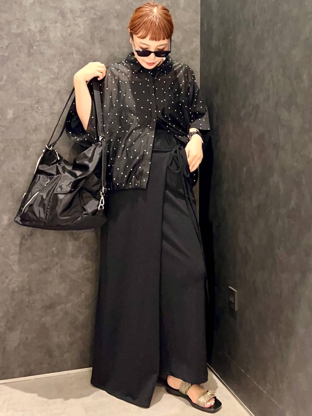 ブラック系のシャツ/ブラウス、ブラック系のスカート、ブラック系のショルダーバッグを着用したレディースの夏コーディネートの1枚目の写真