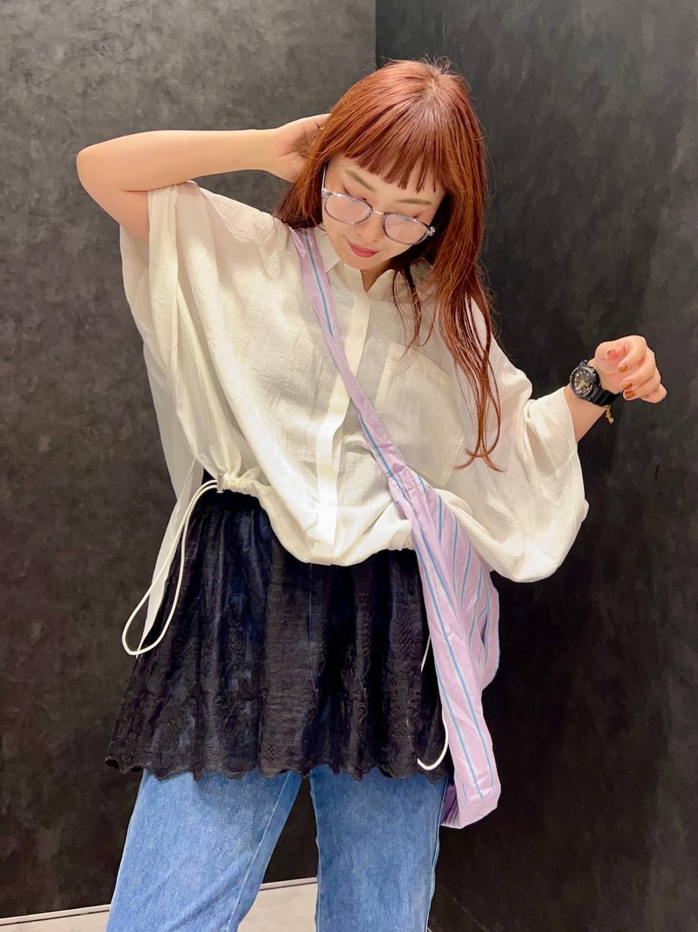 ホワイト系のシャツ/ブラウス、パープル系のトートバッグ、ブラック系のサンダルを着用したレディースの夏コーディネートの1枚目の写真