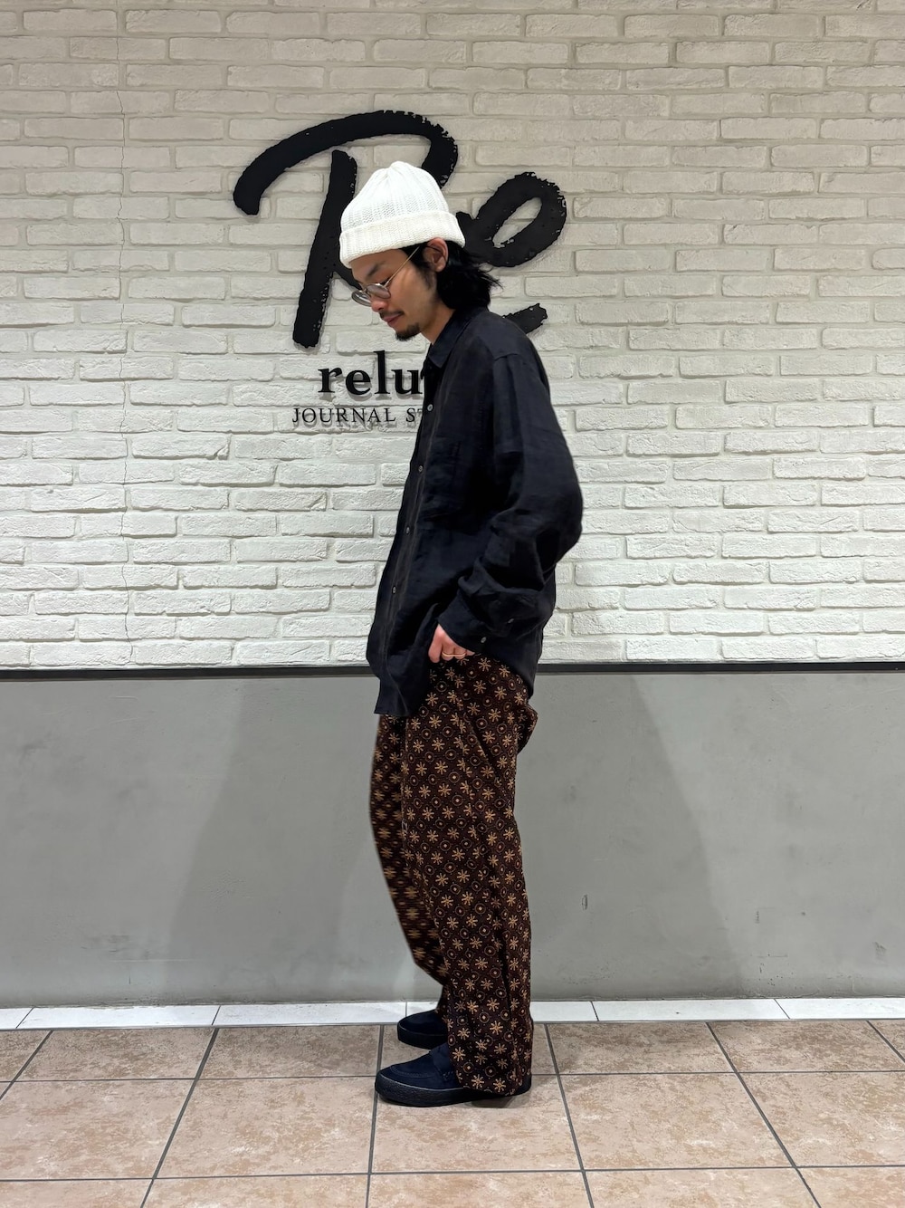 ブラウン系のその他パンツ、ブラック系のシャツ/ブラウス、ブルー系のスニーカーを着用したメンズの夏コーディネートの1枚目の写真