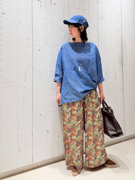 「JOURNAL STANDARD LUXE（ジャーナルスタンダード　ラックス）のリバティフラワー タックパンツ（その他パンツ、グリーン系）」を使った、ATさん（レディース・155cm）の春コーディネート