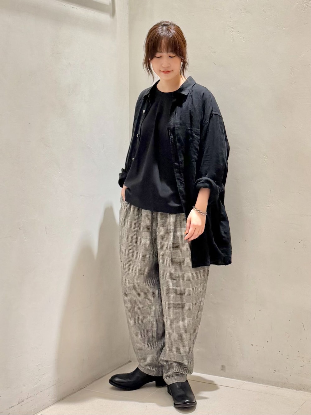 ブラック系のその他パンツ、ブラック系のシャツ/ブラウス、ブラック系のTシャツ/カットソーを着用したレディースの夏コーディネートの1枚目の写真