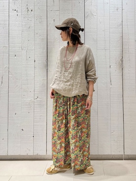 「JOURNAL STANDARD LUXE（ジャーナルスタンダード　ラックス）のリバティフラワー タックパンツ（その他パンツ、グリーン系）」を使った、ATさん（レディース・155cm）の春コーディネート