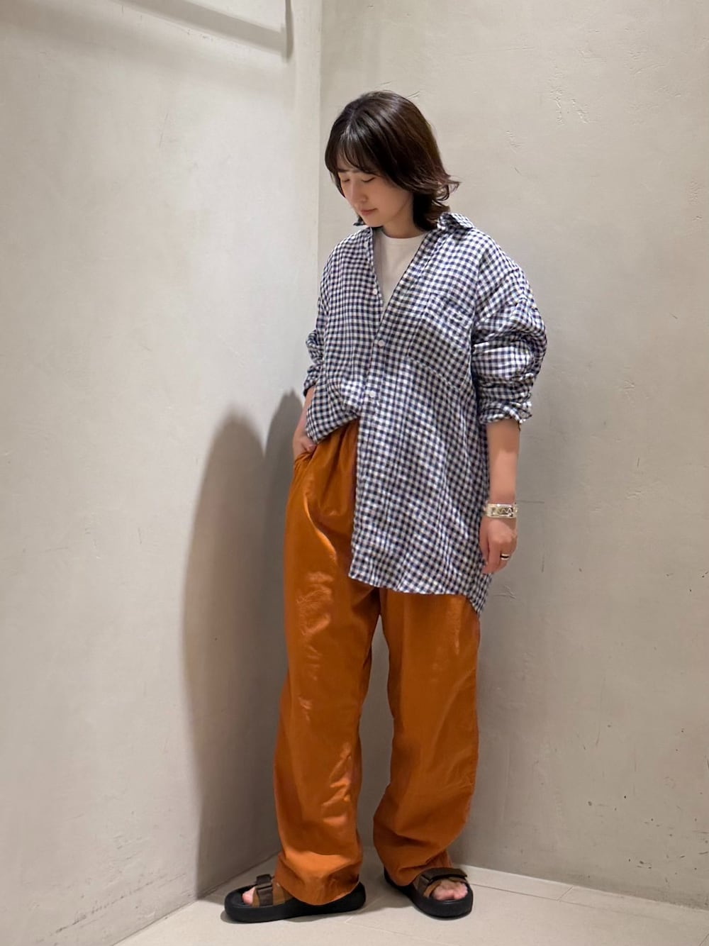 レッド系のその他パンツ、ブルー系のシャツ/ブラウス、ホワイト系のタンクトップを着用したレディースの春コーディネートの1枚目の写真
