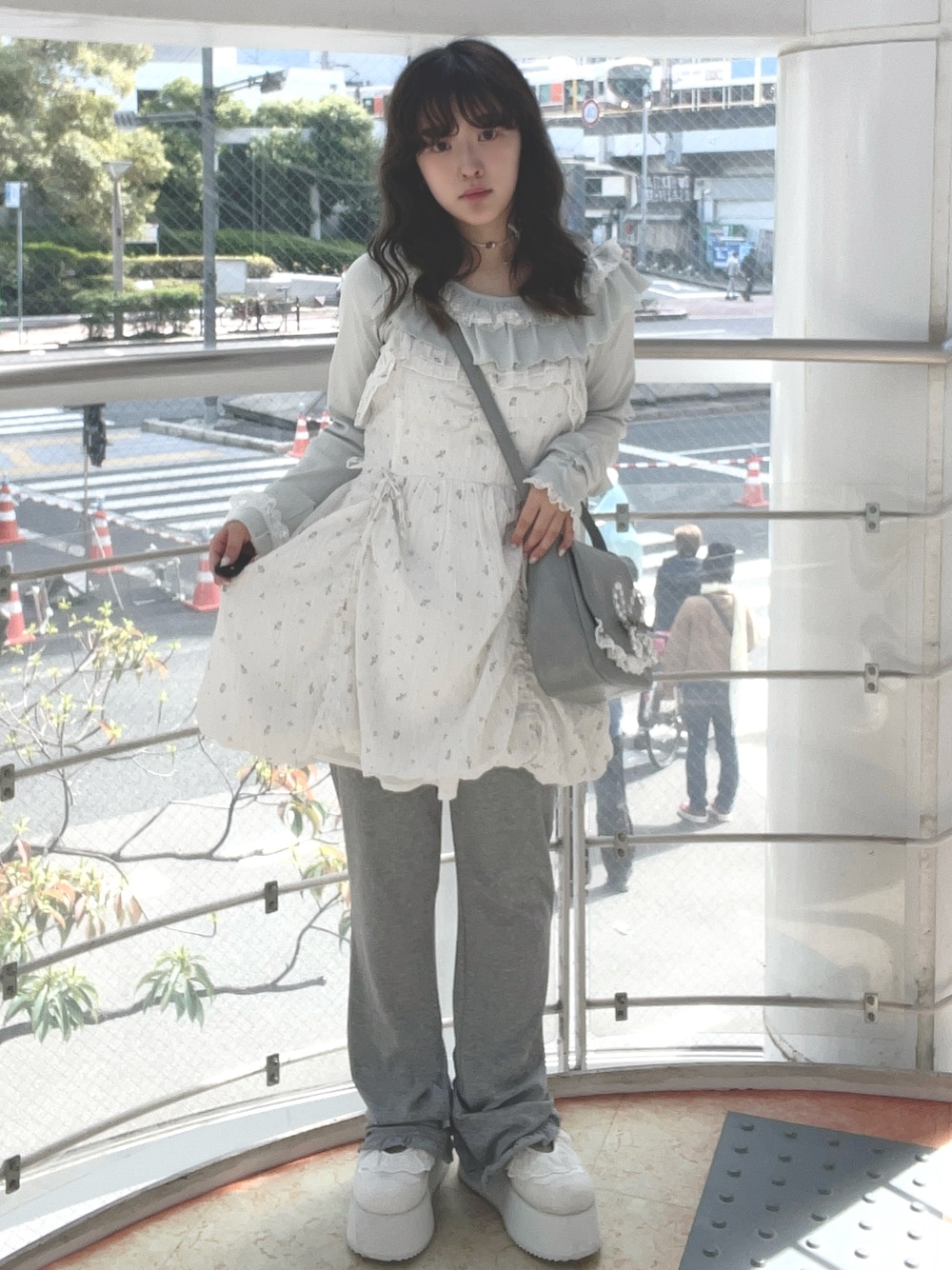 グリーン系のTシャツ/カットソー、ホワイト系のワンピース、ブルー系のショルダーバッグを着用したレディースの春コーディネートの1枚目の写真