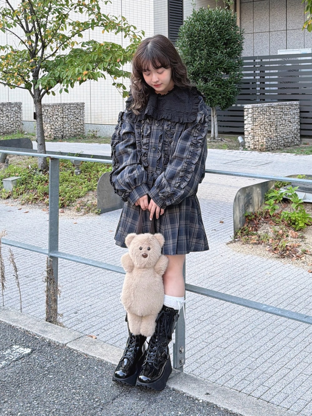 ブラック系のシャツ/ブラウス、ブルー系のブルゾン、ベージュ系のハンドバッグを着用したレディースの秋コーディネートの1枚目の写真