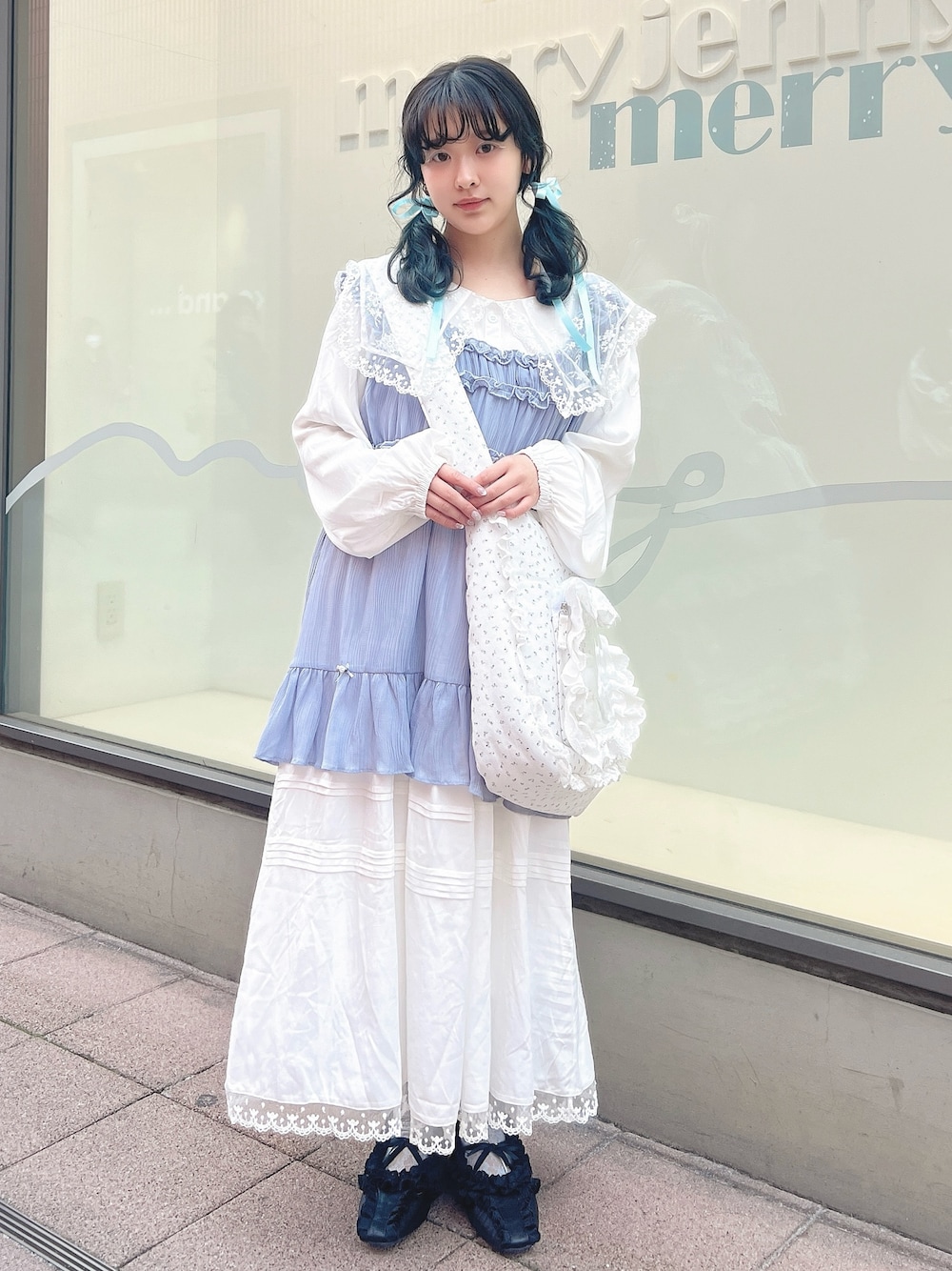 ブルー系のショルダーバッグ、ブラック系のバレエシューズ、ホワイト系のワンピースを着用したレディースの冬コーディネートの1枚目の写真