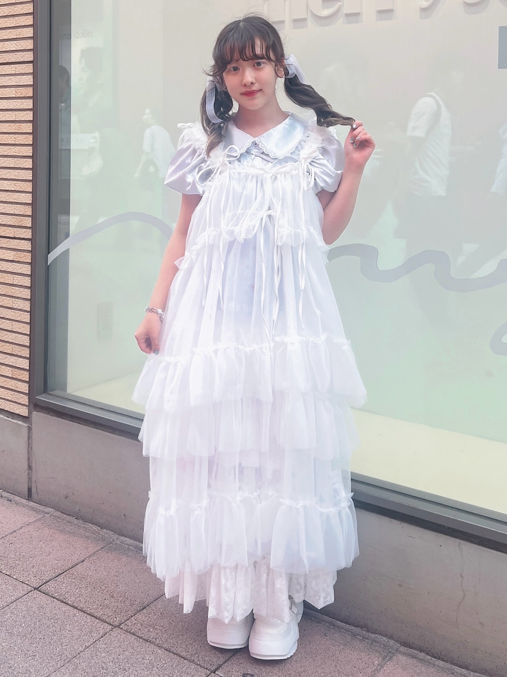 ブルー系のシャツ/ブラウス、ホワイト系のスカート、ホワイト系のワンピースを着用したレディースの夏コーディネートの1枚目の写真