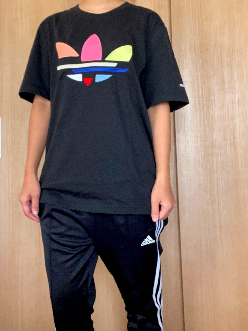 「adidas、仕事着」｜「adidasの【adidas / アディダス】シャッタード トレフォイル Tシャツ（Tシャツ/カットソー、ブラック系）」を使った、a_rさん（レディース・158cm）の秋コーディネートの1枚目の写真