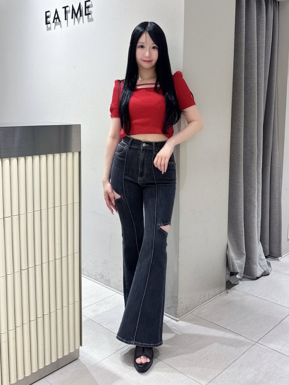 ブラック系のデニムパンツ、レッド系のTシャツ/カットソー、ブラック系のサンダルを着用したレディースの春コーディネートの1枚目の写真