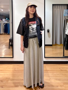 「Right-on（ライトオン）のHONEYSUCKLE ROSE(ハニーサックルローズ)カットフレアスカート（スカート、グレー系）」を使った、池元ゆき乃さんの夏コーディネート