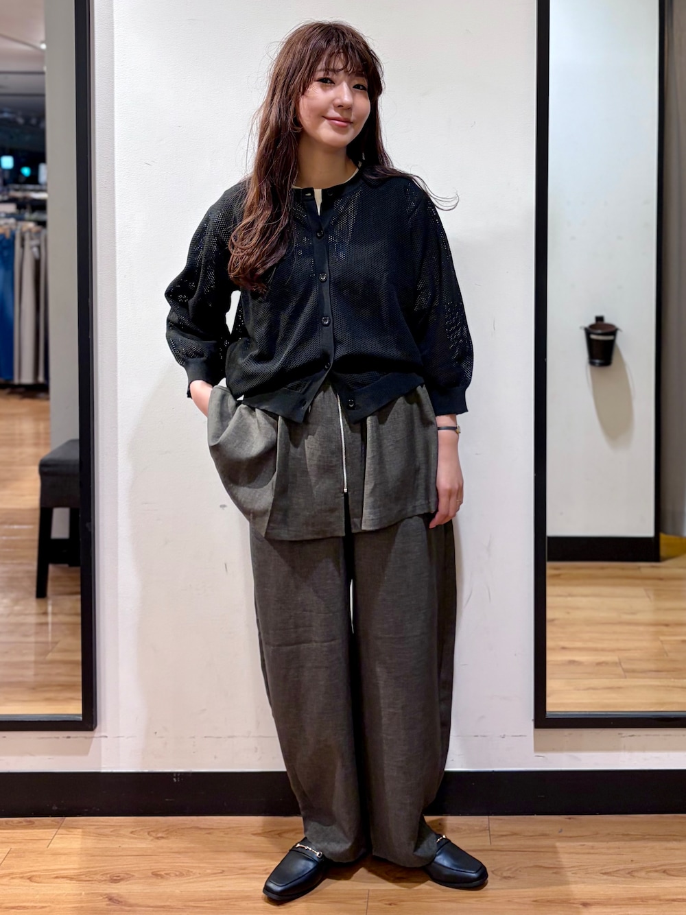 グレー系のベスト、グレー系のその他パンツ、ホワイト系のTシャツ/カットソーを着用したレディースの春コーディネートの1枚目の写真
