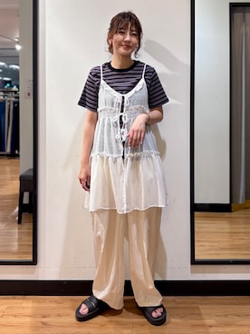「Right-on（ライトオン）のナイロン混コクーンパンツ（その他パンツ、ホワイト系）」を使った、池元ゆき乃さんの夏コーディネート