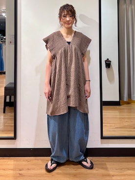 「SOMETHING（サムシング）のSOMETHING(サムシング)サマータックカーブパンツ（デニムパンツ、ブルー系）」を使った、池元ゆき乃さんの夏コーディネート