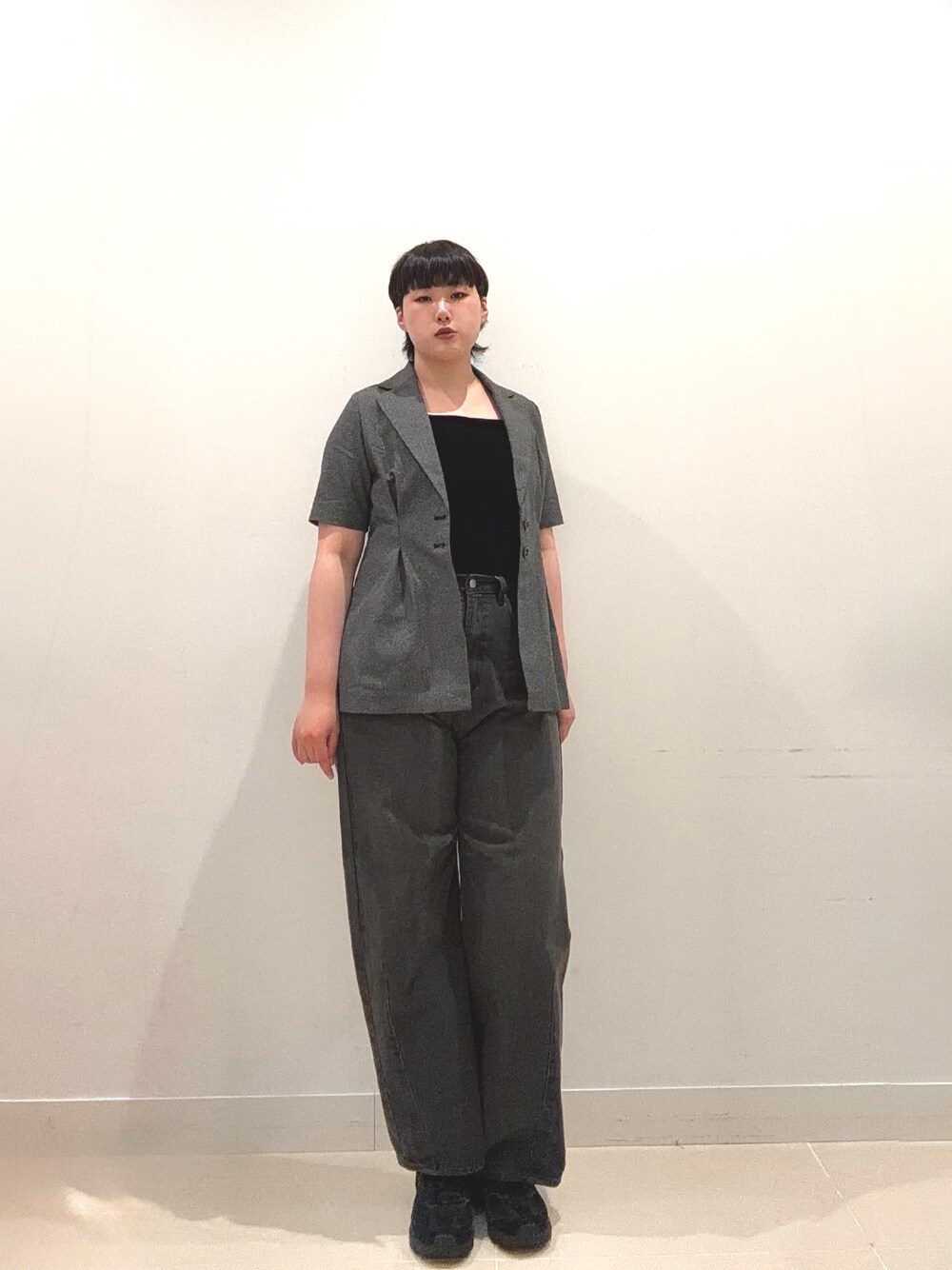 グレー系のデニムパンツ、ブラック系のその他アウター、ブラック系のキャミソールを着用したレディースの夏コーディネートの1枚目の写真