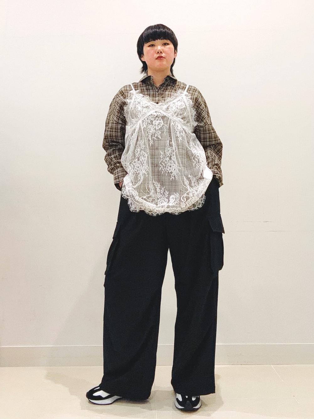 ブラウン系のシャツ/ブラウス、ブラック系のその他パンツ、ホワイト系のキャミソールを着用したレディースの秋コーディネートの1枚目の写真