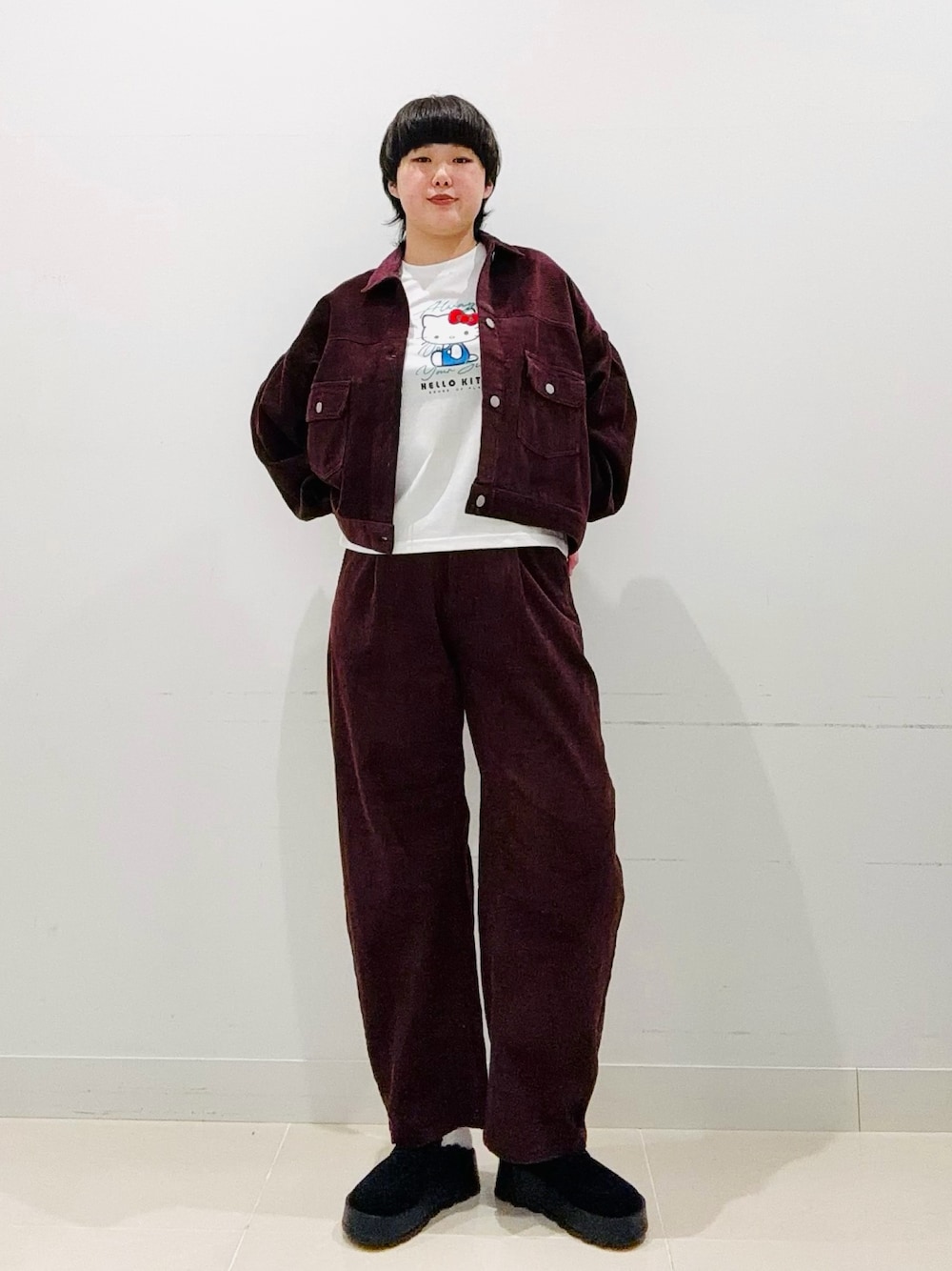 ブラック系のサンダル、レッド系のその他パンツ、レッド系のその他アウターを着用したレディースの秋コーディネートの1枚目の写真