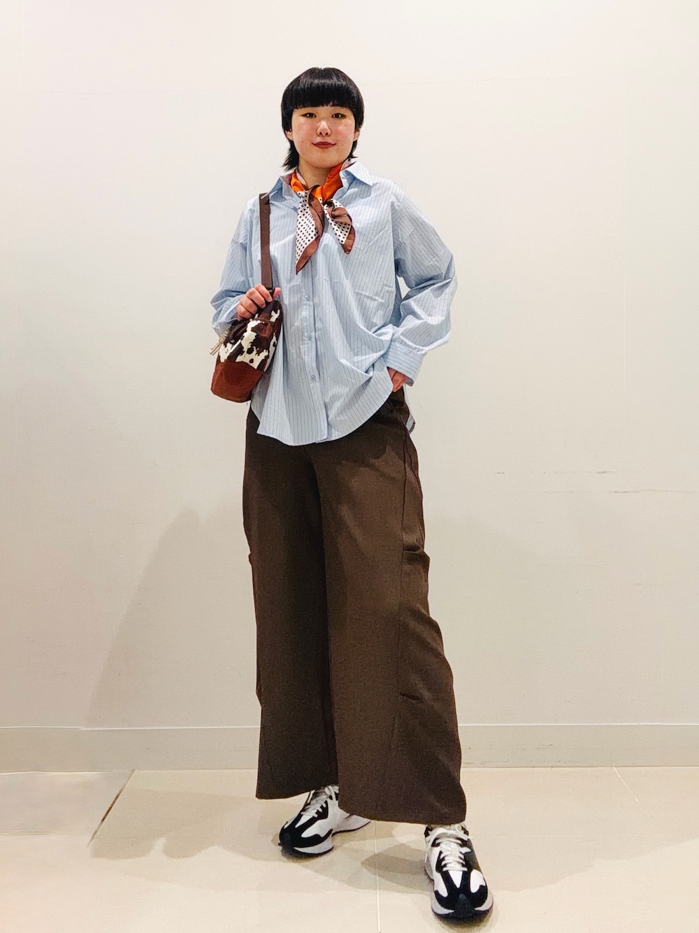 ブルー系のシャツ/ブラウス、その他のショルダーバッグ、ブラウン系のその他パンツを着用したレディースの秋コーディネートの1枚目の写真