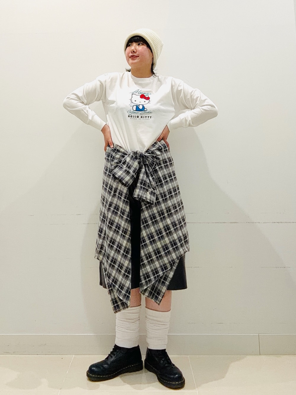 その他のTシャツ/カットソー、ブラック系のその他パンツ、ブルー系のシャツ/ブラウスを着用したレディースの秋コーディネートの1枚目の写真
