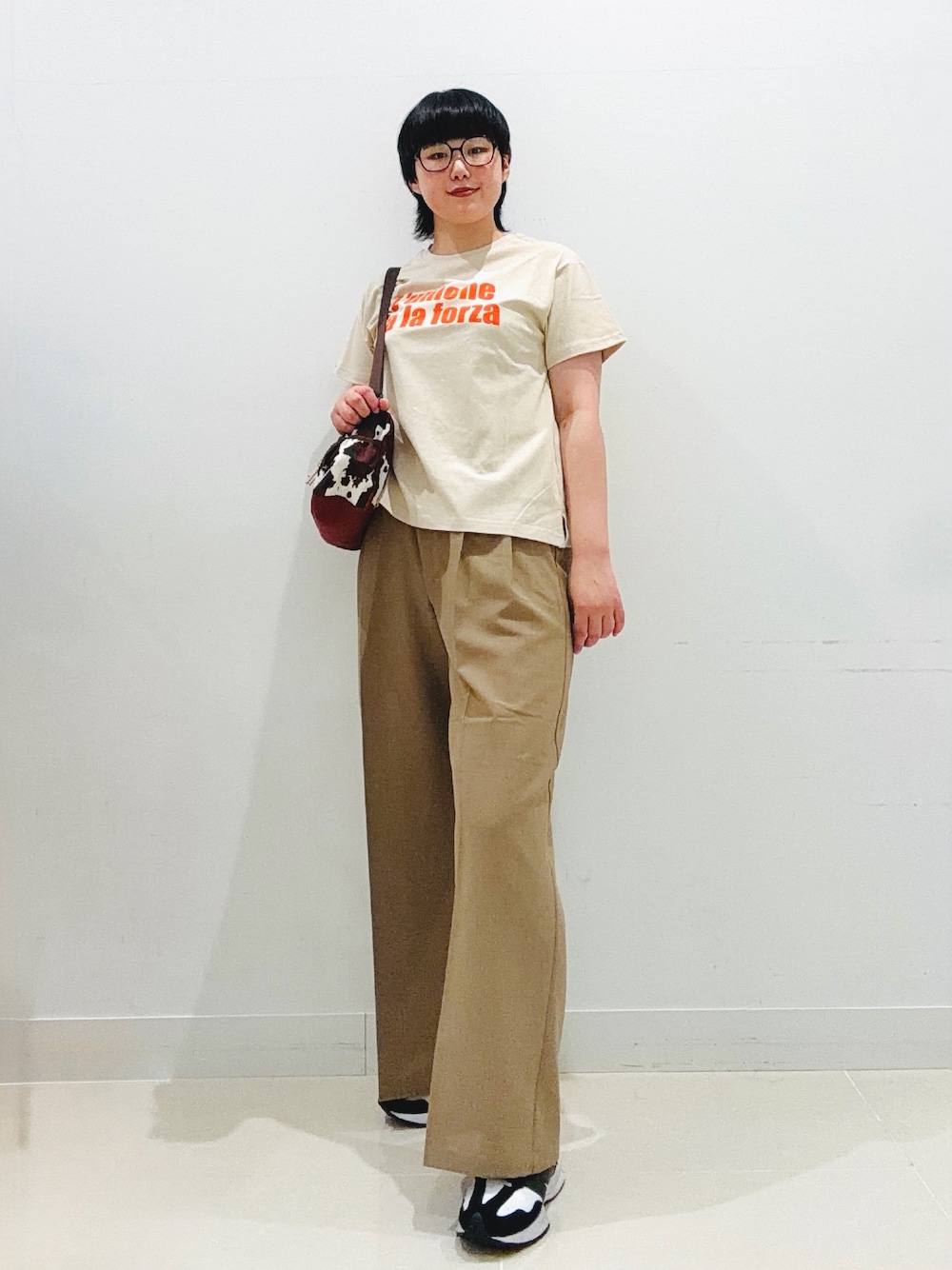 ベージュ系のTシャツ/カットソー、ベージュ系のスラックス、その他のショルダーバッグを着用したレディースの夏コーディネートの1枚目の写真