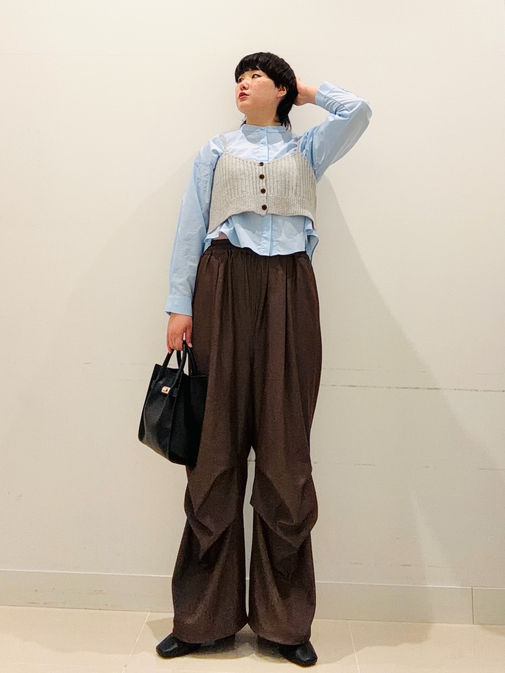 ブルー系のシャツ/ブラウス、ブラック系のハンドバッグ、ブラウン系のその他パンツを着用したレディースの秋コーディネートの1枚目の写真
