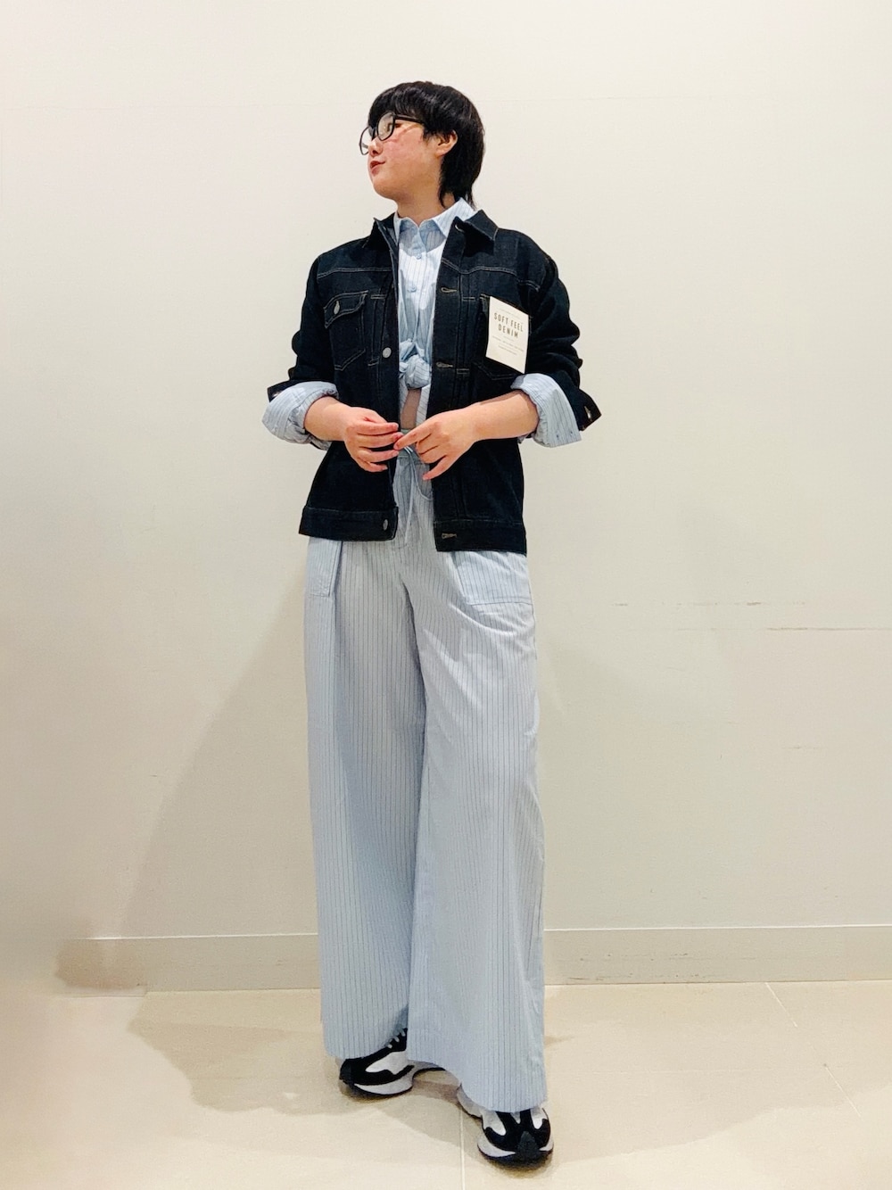 ブルー系のシャツ/ブラウス、ブルー系のその他パンツ、ブルー系のデニムジャケットを着用したレディースの夏コーディネートの1枚目の写真