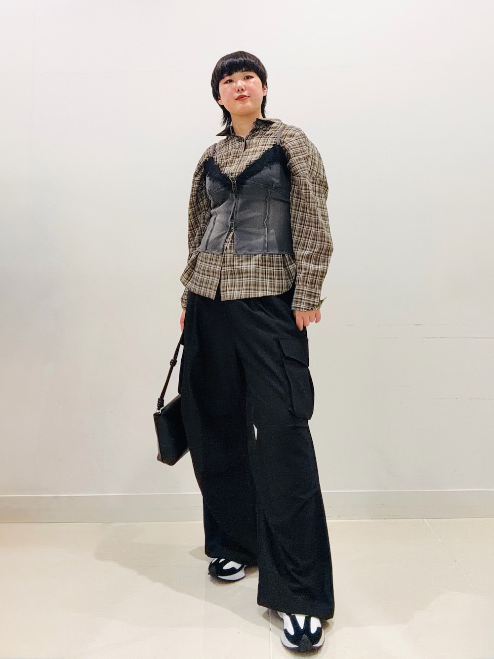 ブラウン系のシャツ/ブラウス、グレー系のキャミソール、ブラック系のその他パンツを着用したレディースの秋コーディネートの1枚目の写真