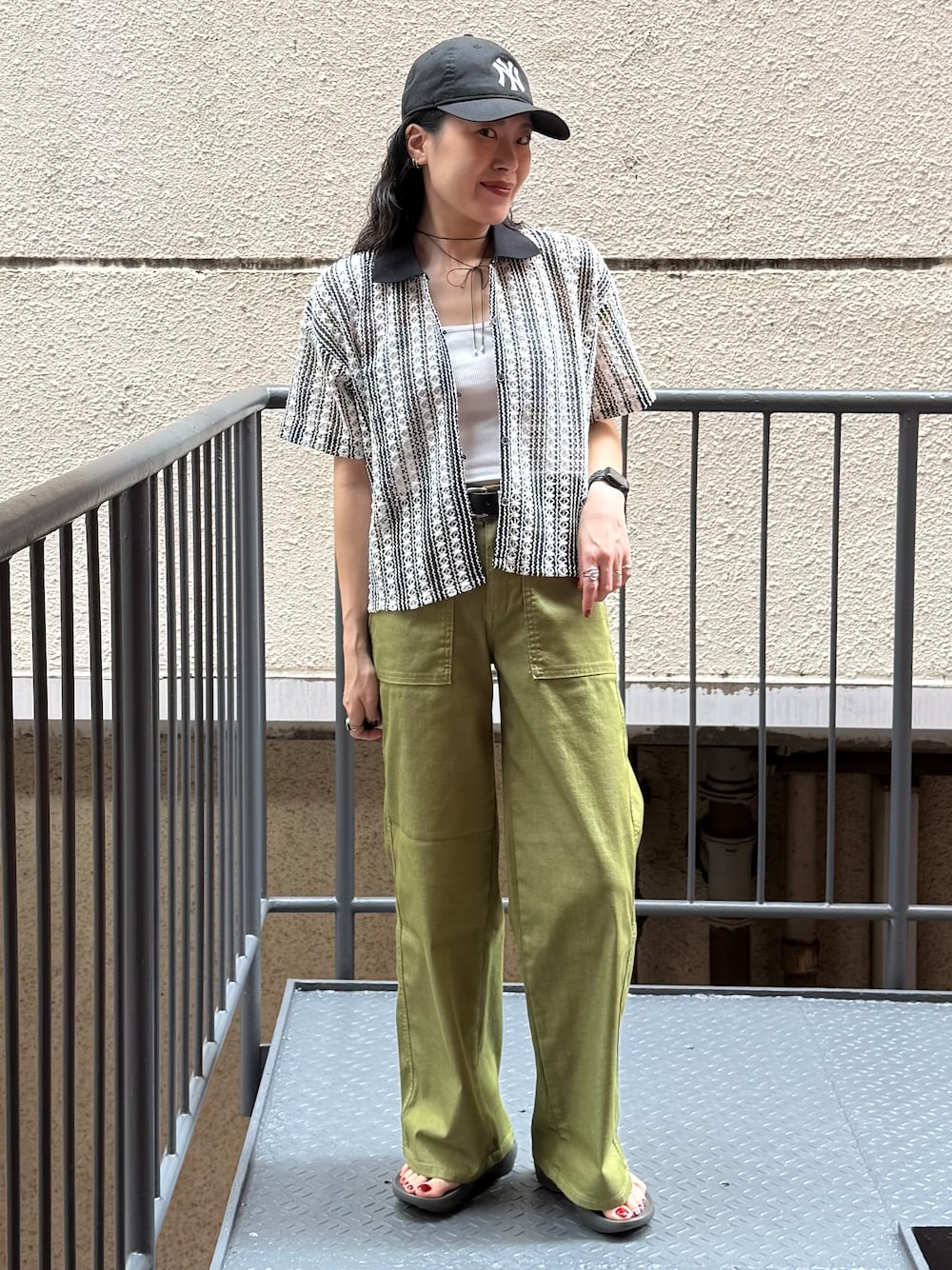 グリーン系のその他パンツ、ブラック系のシャツ/ブラウス、グレー系のサンダルを着用したレディースの夏コーディネートの1枚目の写真
