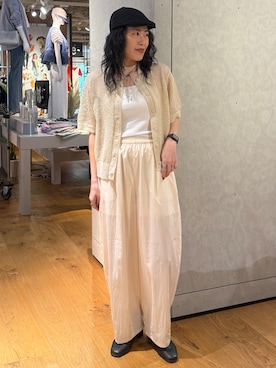 「Right-on（ライトオン）のナイロン混コクーンパンツ（その他パンツ、ホワイト系）」を使った、MIKAさんの春コーディネート