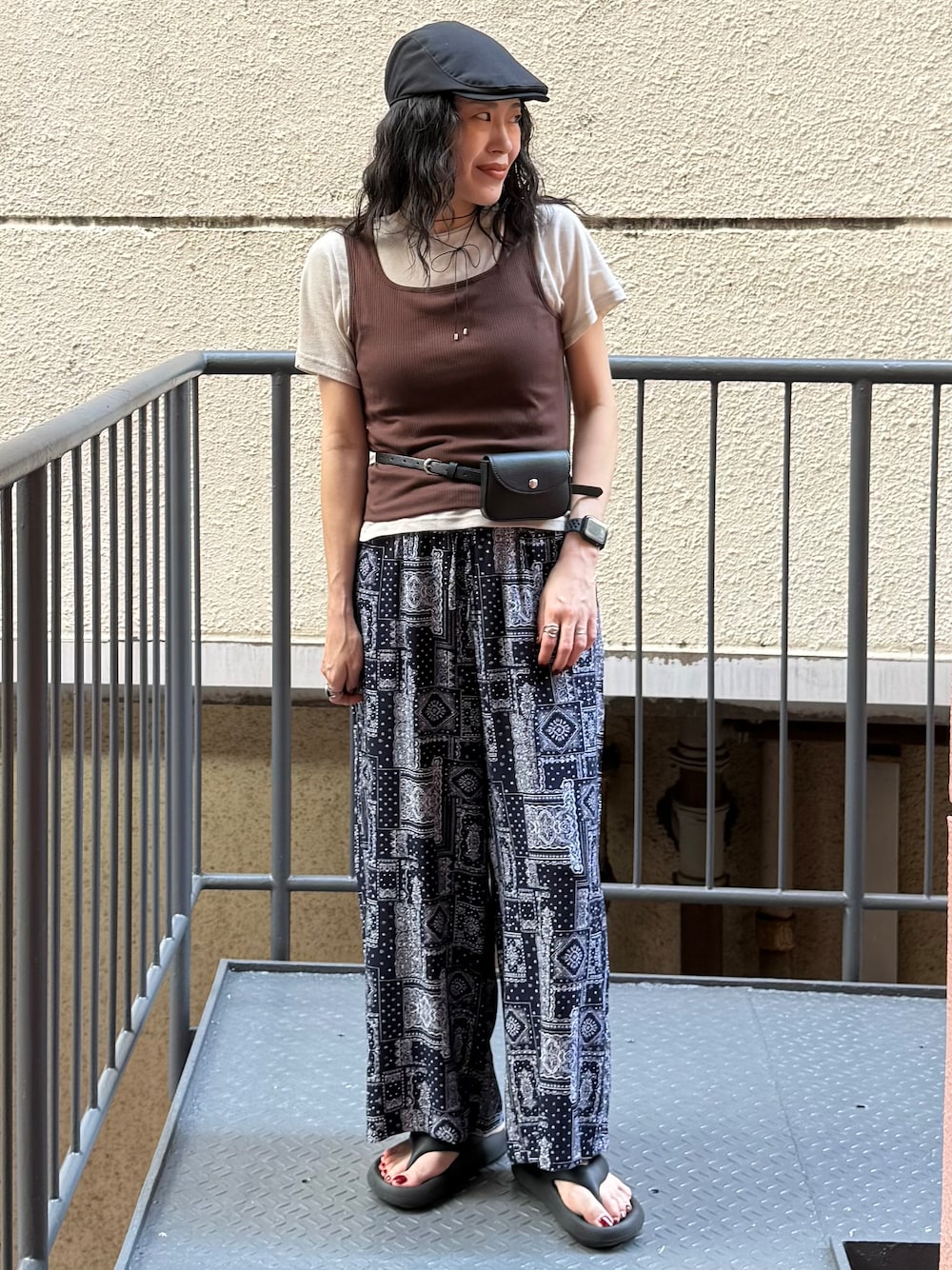ブルー系のその他パンツ、ブラウン系のタンクトップ、ホワイト系のTシャツ/カットソーを着用したレディースの夏コーディネートの1枚目の写真