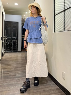 「Right-on（ライトオン）のピグメント加工切替ロゴTシャツ（Tシャツ/カットソー、ブルー系）」を使った、minapoyo1714さん（レディース・171cm）の夏コーディネート