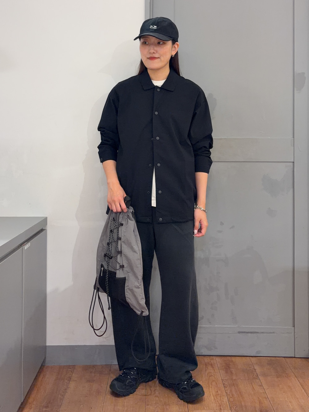 ブラック系のシャツ/ブラウス、ブラック系のその他パンツ、ホワイト系のTシャツ/カットソーを着用したレディースの秋コーディネートの1枚目の写真