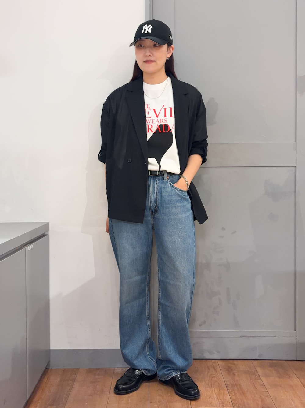ホワイト系のTシャツ/カットソー、ブルー系のデニムパンツを着用したレディースの夏コーディネートの1枚目の写真