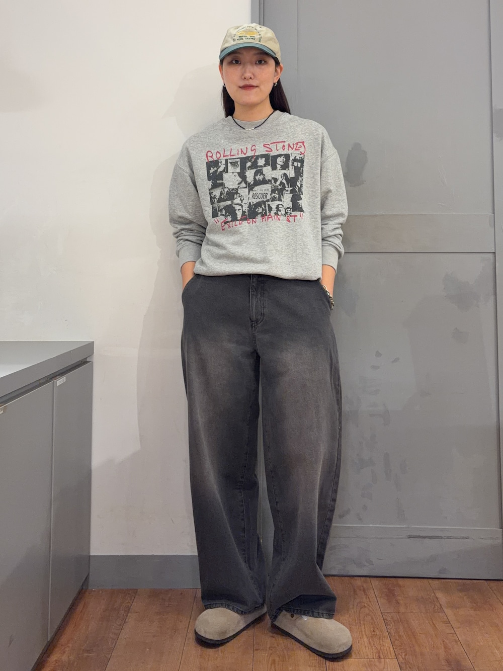グレー系のTシャツ/カットソー、ブラック系のその他パンツ、グリーン系のキャップを着用したレディースの秋コーディネートの1枚目の写真
