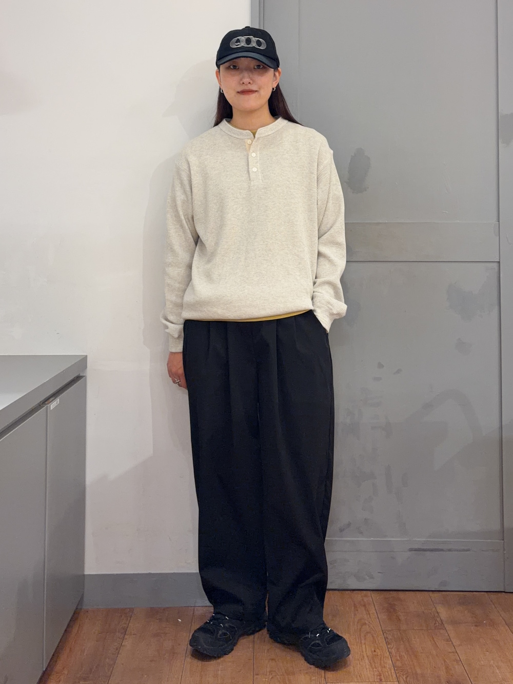 ホワイト系のTシャツ/カットソー、ブラック系のその他パンツ、イエロー系のTシャツ/カットソーを着用したレディースの秋コーディネートの1枚目の写真