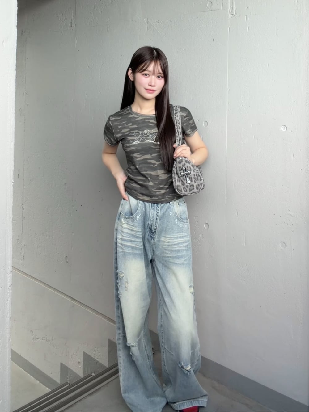 ブルー系のデニムパンツ、その他のTシャツ/カットソーを着用したレディースの秋コーディネートの1枚目の写真