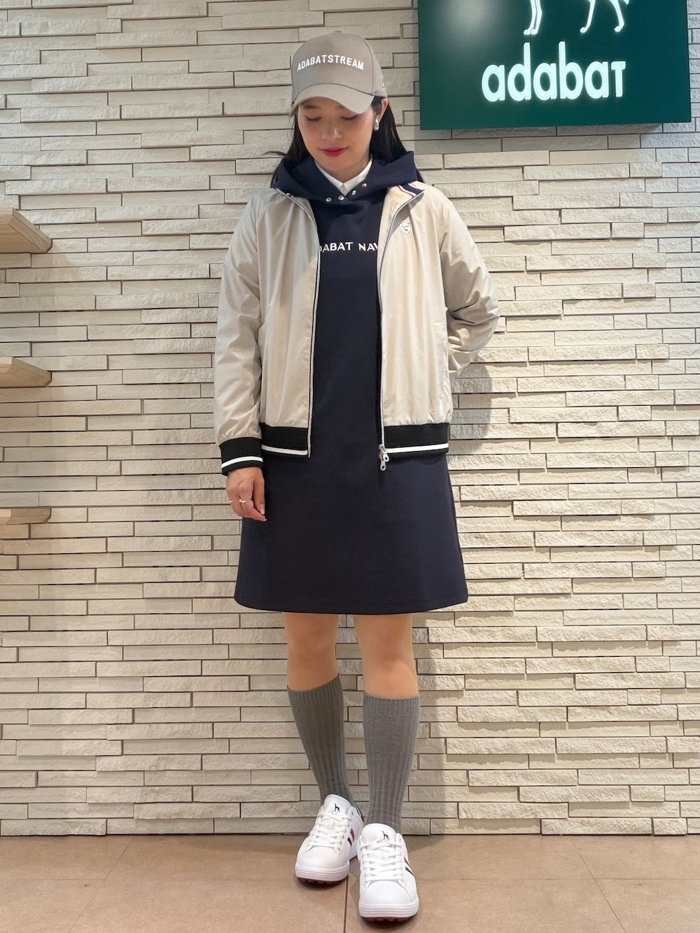 ホワイト系のTシャツ/カットソー、ブルー系のワンピース、ベージュ系のブルゾンを着用したレディースの秋コーディネートの1枚目の写真