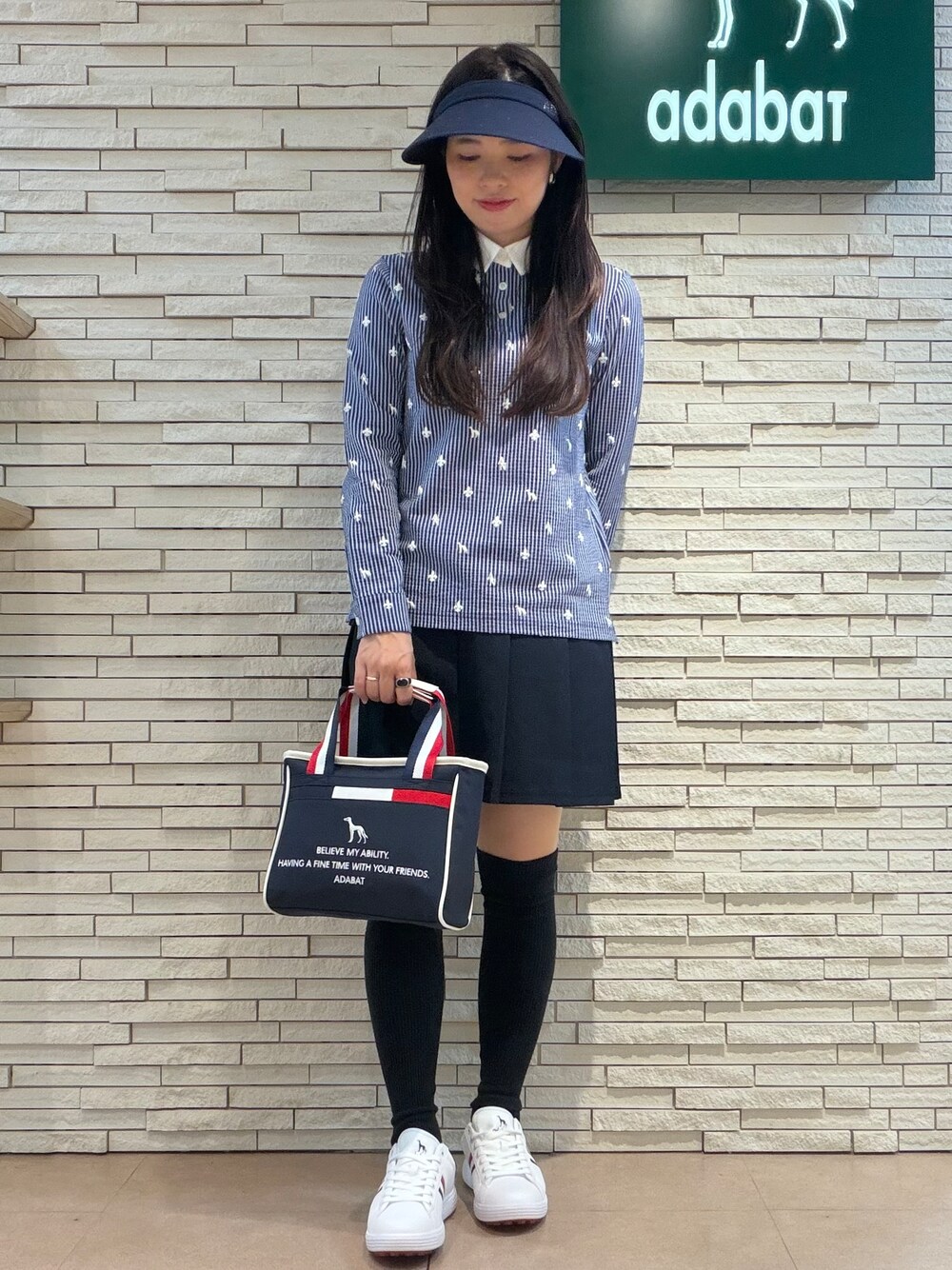 ホワイト系のTシャツ/カットソー、ブルー系のスカート、ブルー系のトートバッグを着用したレディースの夏コーディネートの1枚目の写真