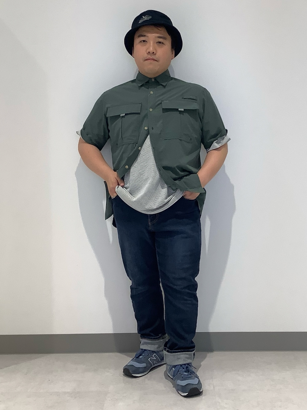 グリーン系のシャツ/ブラウス、グリーン系のTシャツ/カットソー、ブルー系のデニムパンツを着用したメンズの夏コーディネートの1枚目の写真