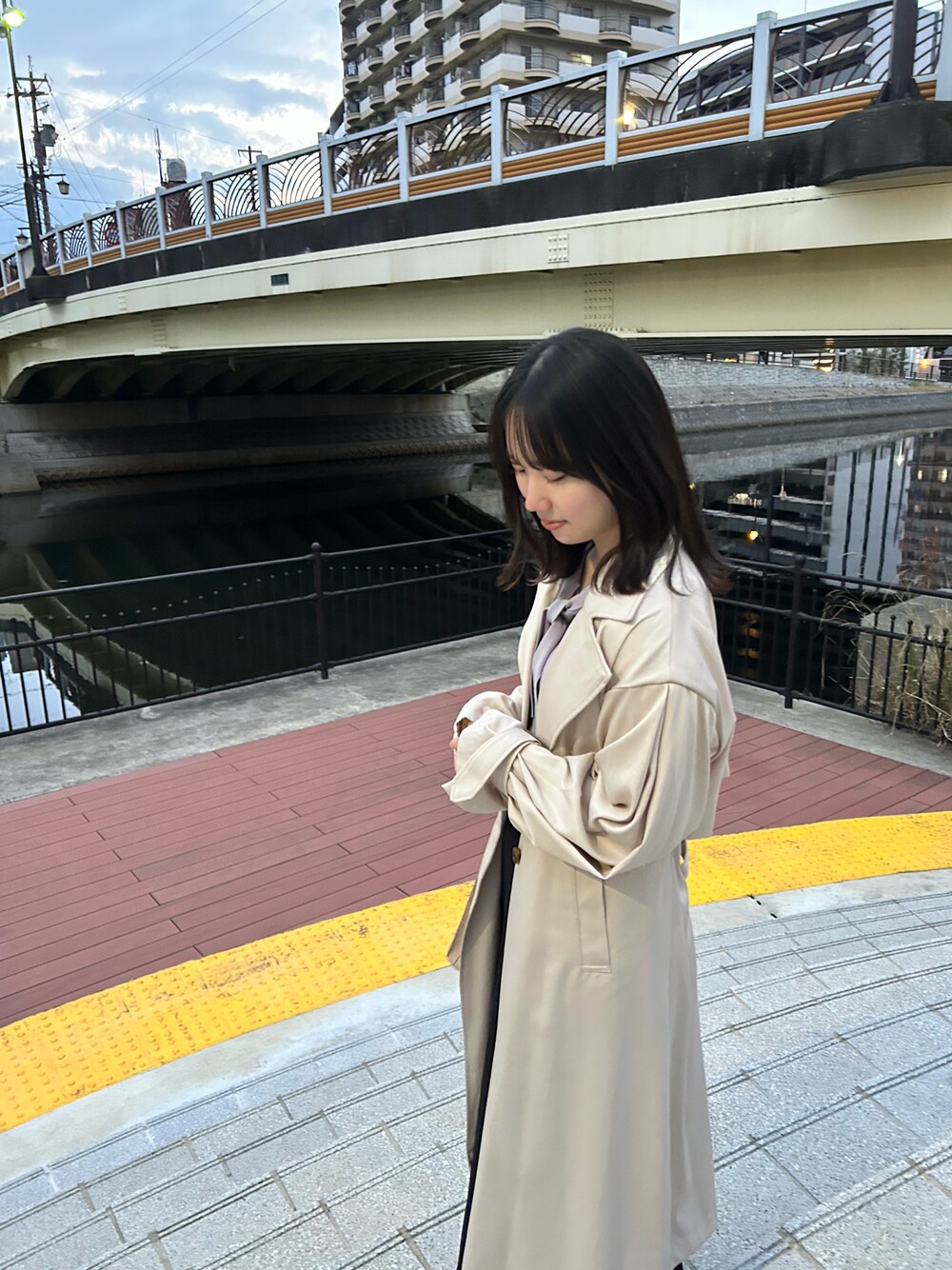 「大人かわいい、プチプラ、GU」｜「RETRO GIRLのトレンチコート（トレンチコート、ベージュ系）」を使った、furuju___26さん（レディース・162cm）の冬コーディネートの1枚目の写真