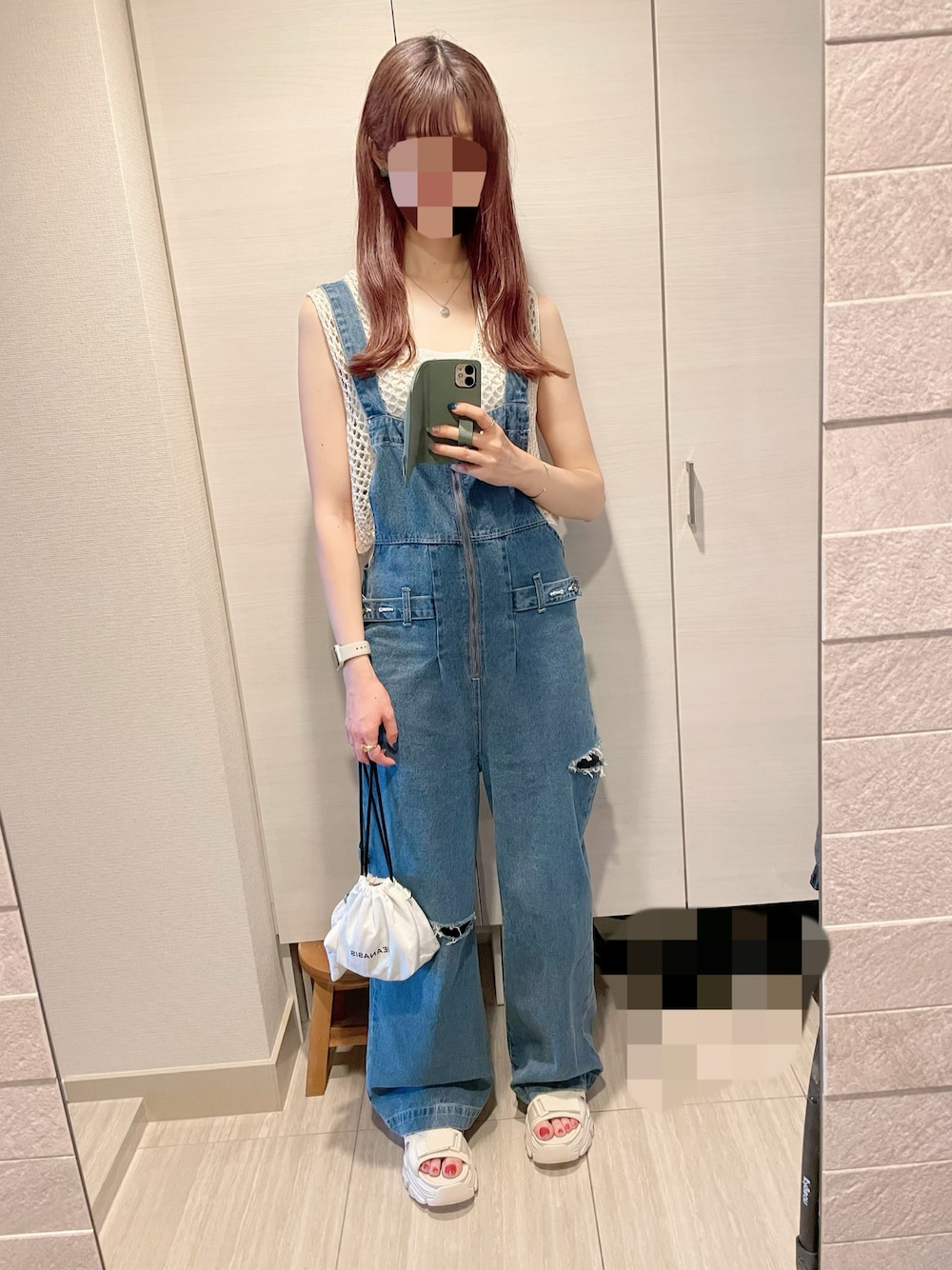 ホワイト系のバッグ、ホワイト系のサンダル、ブルー系のサロペット/オーバーオールを着用したレディースの夏コーディネートの1枚目の写真