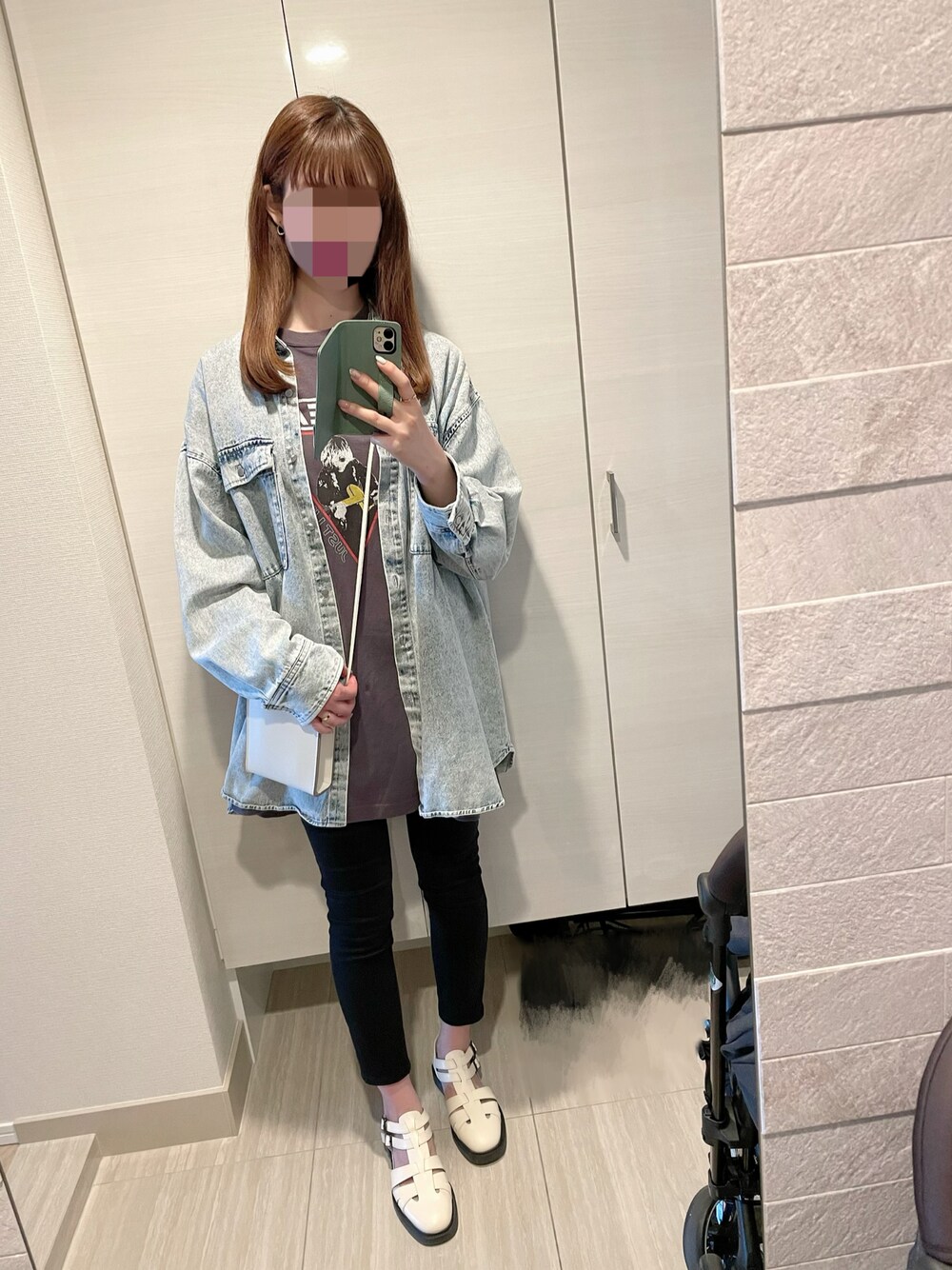 ブルー系のシャツ/ブラウス、グレー系のTシャツ/カットソー、ホワイト系のサンダルを着用したレディースの春コーディネートの1枚目の写真